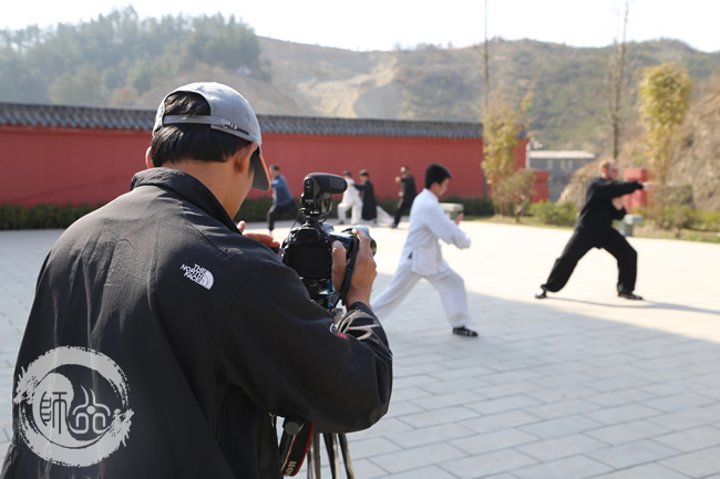 学员在武馆练功场练习武当太极拳