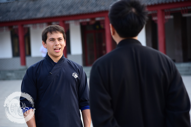 外国学员与泰国记者交流经验