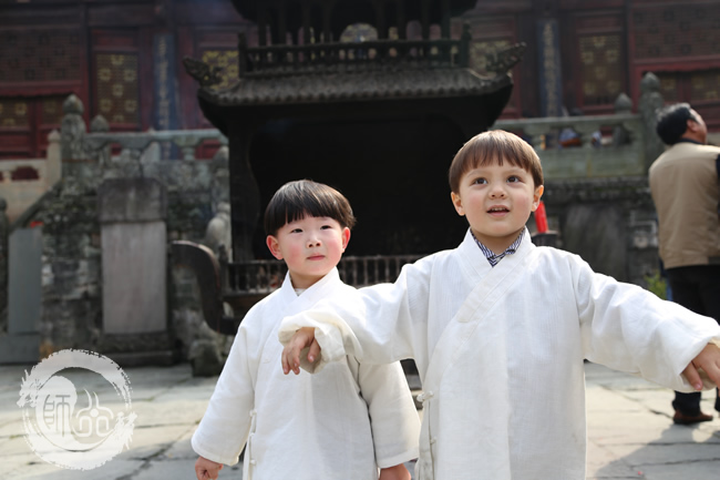 武当山来了两个可爱调皮的小游客