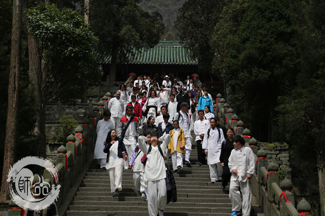大家在去南岩的路上