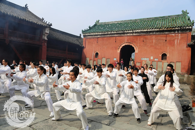 师行武馆学员在武当山打起了太极
