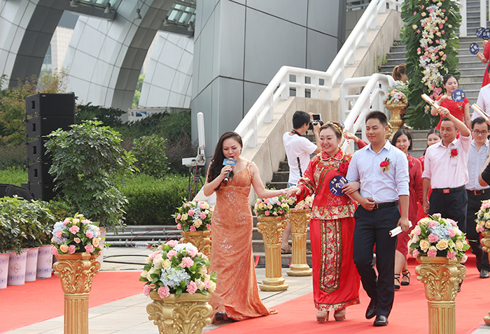 湖北省首届“金顶作证•情定武当”大型空中婚礼在武当山举行