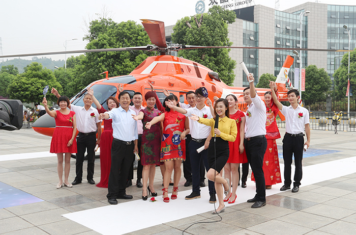 湖北省首届“金顶作证•情定武当”大型空中婚礼在武当山举行