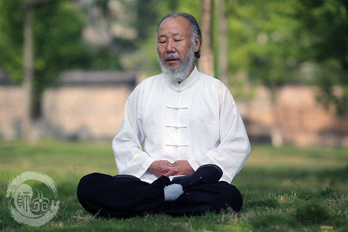 在静坐中恢复身体能量