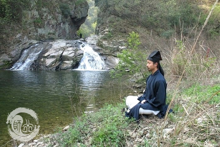 打坐，坐拥养心金字塔